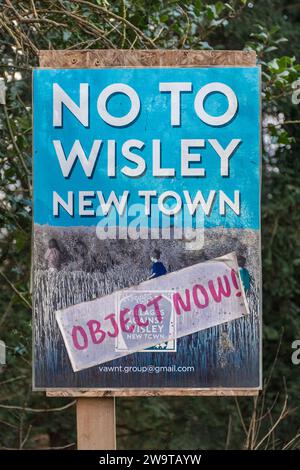 No a Wisley New Town, poster o cartello di protesta locale a Surrey, Inghilterra, Regno Unito, nel 2023 Foto Stock