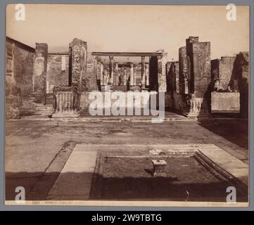 Resti di Casa del Fauno a Pompei, 1857 - 1914 Fotografia Pompei, Casa del Fauno. Questa "casa con il faun" prende il nome dal fauno di bronzo che era in primo piano nel bacino dell'acqua e che qui manca (vedi la base vuota in primo piano). Si tratta di una delle più antiche case di Pompei, del V secolo a.C., dove fu installato anche il famoso Alexandermosaico con la Battaglia di Isso (ora al Museo Nazionale di Napoli). Carta di Napoli. gli albumi di cartone stampano la rovina di un edificio  architettura. La casa di villa Faun Foto Stock