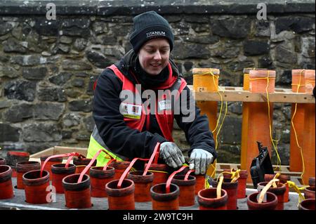 Edimburgo, Scozia, Regno Unito. 30 dicembre 2023. I preparativi per i fuochi d'artificio di Hogmanay in pieno svolgimento con i lavoratori di Titanium Fireworks impegnati a lavorare presso il Castello di Edimburgo. Preparazione dei tubi dei fuochi d'artificio con i fusibili. Crediti: Craig Brown/Alamy Live News Foto Stock