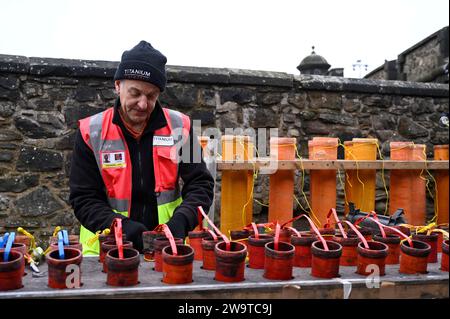 Edimburgo, Scozia, Regno Unito. 30 dicembre 2023. I preparativi per i fuochi d'artificio di Hogmanay in pieno svolgimento con i lavoratori di Titanium Fireworks impegnati a lavorare presso il Castello di Edimburgo. Preparazione dei tubi dei fuochi d'artificio con i fusibili. Crediti: Craig Brown/Alamy Live News Foto Stock