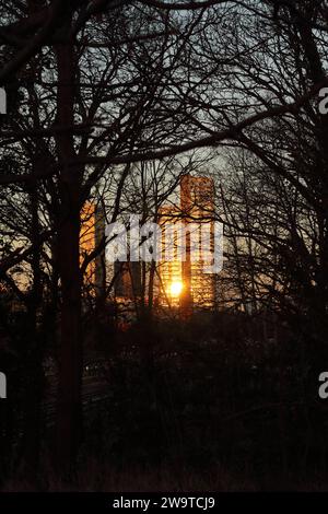 Victoria Square, Woking, Surrey, che include un blocco torre dell'hotel, con riflessi solari su vetro Foto Stock