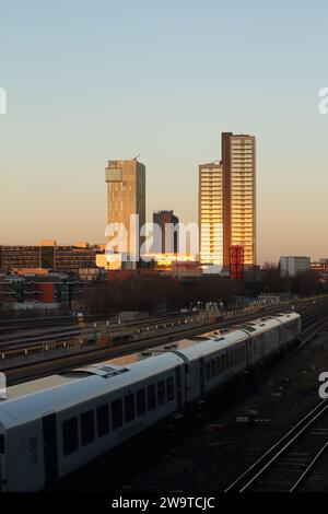 Victoria Square, Woking, Surrey, che include un blocco torre dell'hotel, con riflessi solari su vetro Foto Stock