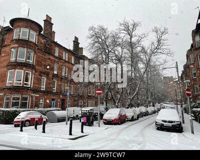 Cascate di neve che coprono le strade e i sentieri nella zona delle Shawlands di Glasgow. Durante l'ultimo fine settimana dell'anno sono in arrivo raffiche di neve come parte del brace britannico, sulle orme di pochi giorni ventosi dovuti a Storm Gerrit. Data immagine: Sabato 30 dicembre 2023. Foto Stock