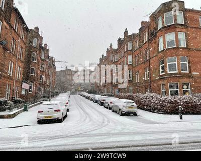 Cascate di neve che coprono le strade e i sentieri nella zona delle Shawlands di Glasgow. Durante l'ultimo fine settimana dell'anno sono in arrivo raffiche di neve come parte del brace britannico, sulle orme di pochi giorni ventosi dovuti a Storm Gerrit. Data immagine: Sabato 30 dicembre 2023. Foto Stock