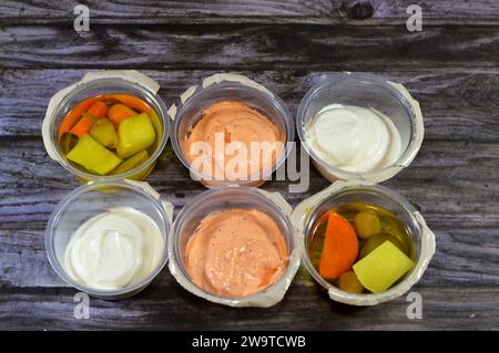 verdure marinate in conserva sottaceto di peperoncino, cetriolo, cubetti di patate, olive, sottaceti di carote, salsa all'aglio normale e piccante o Tomeya, Tom Foto Stock