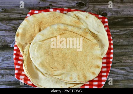 Pane piatto tradizionale Shami con grano e farina, piccolo Aish Shamy o piccolo pita cotto in forni estremamente caldi, è il risultato di una miscela di Foto Stock