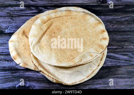 Pane piatto tradizionale Shami con grano e farina, piccolo Aish Shamy o piccolo pita cotto in forni estremamente caldi, è il risultato di una miscela di Foto Stock