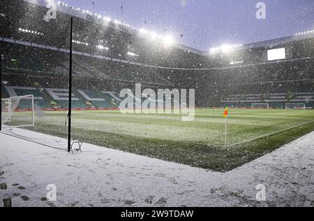Glasgow, Regno Unito. 30 dicembre 2023. Le forti nevicate colpirono Glasgow prima della partita di Scottish Premiership al Celtic Park, Glasgow. Il credito fotografico dovrebbe leggere: Neil Hanna/Sportimage Credit: Sportimage Ltd/Alamy Live News Foto Stock