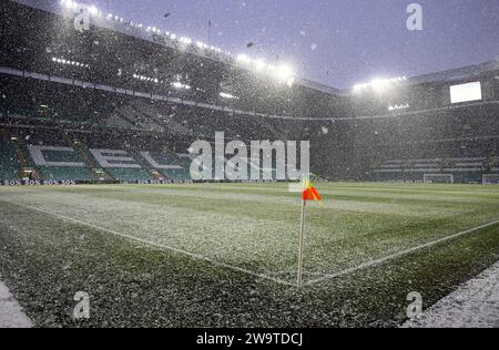 Glasgow, Regno Unito. 30 dicembre 2023. Le forti nevicate colpirono Glasgow prima della partita di Scottish Premiership al Celtic Park, Glasgow. Il credito fotografico dovrebbe leggere: Neil Hanna/Sportimage Credit: Sportimage Ltd/Alamy Live News Foto Stock
