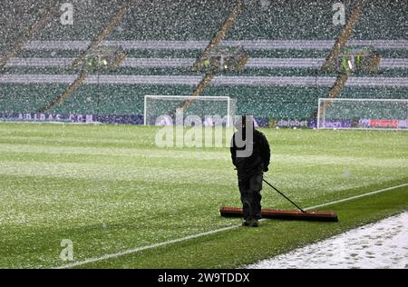 Glasgow, Regno Unito. 30 dicembre 2023. Le forti nevicate colpirono Glasgow prima della partita di Scottish Premiership al Celtic Park, Glasgow. Il credito fotografico dovrebbe leggere: Neil Hanna/Sportimage Credit: Sportimage Ltd/Alamy Live News Foto Stock