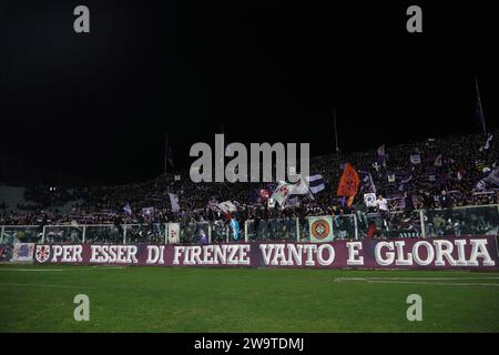 Tifosi (Fiorentina) durante la partita italiana di serie A tra la Fiorentina 1-0 Torino allo stadio Artemio Franchi il 29 dicembre 2023 a Firenze. Credito: Maurizio Borsari/AFLO/Alamy Live News Foto Stock