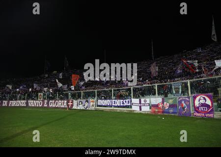 Tifosi (Fiorentina) durante la partita italiana di serie A tra la Fiorentina 1-0 Torino allo stadio Artemio Franchi il 29 dicembre 2023 a Firenze. Credito: Maurizio Borsari/AFLO/Alamy Live News Foto Stock