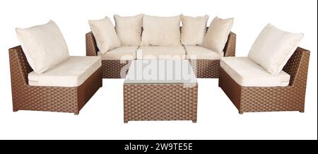 Set di mobili in vimini rattan per il giardino o la terrazza. comodo divano e due poltrone con morbidi cuscini e tavolino da caffè. Foto Stock