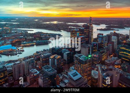 Sydney, Australia - 18 aprile 2022: Vista aerea mozzafiato dello skyline della città di Sydney che unisce architettura moderna e monumenti iconici al tramonto Foto Stock