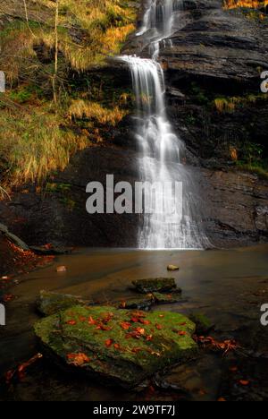 Cascata di Uguna nel Parco naturale di Gorbeia (Gorbea). Bizkaia. Paesi baschi. Spagna Foto Stock