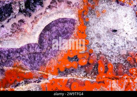 fluorite viola, agata rossa e strato di calcedonia macro texture di dettaglio. primo piano pietra preziosa semi-preziosa lucida. Foto Stock