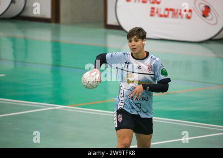 Gijon, Spagna. 29 dicembre 2023. Il giocatore del Mecalia Atletico Guardes, Cecilia Cacheda (11) con la palla durante la 13a giornata della Liga Guerreras Iberdrola 2023-24 tra Motive.co Gijon Balonmano la Calzada e Mecalia Atletico Guardes, il 29 dicembre 2023, al Padiglione la Arena, a Gijon, in Spagna. (Foto di Alberto Brevers/Pacific Press) Credit: Pacific Press Media Production Corp./Alamy Live News Foto Stock