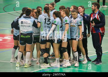 Gijon, Spagna. 29 dicembre 2023. I giocatori del Mecalia Atletico Guardes celebrano la vittoria durante la 13a giornata della Liga Guerreras Iberdrola 2023-24 tra Motive.co Gijon Balonmano la Calzada e Mecalia Atletico Guardes, il 29 dicembre 2023, al Padiglione la Arena, a Gijon, in Spagna. (Foto di Alberto Brevers/Pacific Press) Credit: Pacific Press Media Production Corp./Alamy Live News Foto Stock