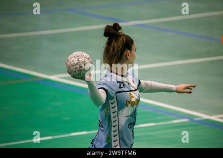 Gijon, Spagna. 29 dicembre 2023. La giocatrice di Mecalia Atletico Guardes, Maria Sancha (27) con la palla durante la 13a giornata della Liga Guerreras Iberdrola 2023-24 tra Motive.co Gijon Balonmano la Calzada e Mecalia Atletico Guardes, il 29 dicembre 2023, al Padiglione la Arena, a Gijon, in Spagna. (Foto di Alberto Brevers/Pacific Press) Credit: Pacific Press Media Production Corp./Alamy Live News Foto Stock