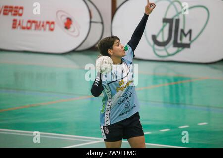 Gijon, Spagna. 29 dicembre 2023. Il giocatore del Mecalia Atletico Guardes, Cecilia Cacheda (11) con la palla durante la 13a giornata della Liga Guerreras Iberdrola 2023-24 tra Motive.co Gijon Balonmano la Calzada e Mecalia Atletico Guardes, il 29 dicembre 2023, al Padiglione la Arena, a Gijon, in Spagna. (Foto di Alberto Brevers/Pacific Press) Credit: Pacific Press Media Production Corp./Alamy Live News Foto Stock