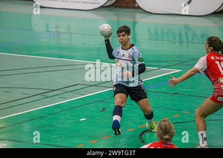 Gijon, Asturie, Spagna. 29 dicembre 2023. Gijon, Spagna, 29 dicembre 2023: La giocatrice di Mecalia Atletico Guardes, Cecilia Cacheda (11) con la palla durante la 13a giornata della Liga Guerreras Iberdrola 2023-24 tra Motive.co Gijon Balonmano la Calzada e Mecalia Atletico Guardes, il 29 dicembre 2023, presso il Padiglione la Arena, a Gijon, in Spagna. (Immagine di credito: © Alberto Brevers/Pacific Press via ZUMA Press Wire) SOLO USO EDITORIALE! Non per USO commerciale! Crediti: ZUMA Press, Inc./Alamy Live News Foto Stock