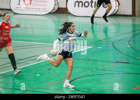 Gijon, Asturie, Spagna. 29 dicembre 2023. Gijon, Spagna, 29 dicembre 2023: La giocatrice di Mecalia Atletico Guardes, Elena Amores (24) con la palla durante la 13a giornata della Liga Guerreras Iberdrola 2023-24 tra Motive.co Gijon Balonmano la Calzada e Mecalia Atletico Guardes, il 29 dicembre 2023, al Padiglione la Arena, a Gijon, in Spagna. (Immagine di credito: © Alberto Brevers/Pacific Press via ZUMA Press Wire) SOLO USO EDITORIALE! Non per USO commerciale! Crediti: ZUMA Press, Inc./Alamy Live News Foto Stock