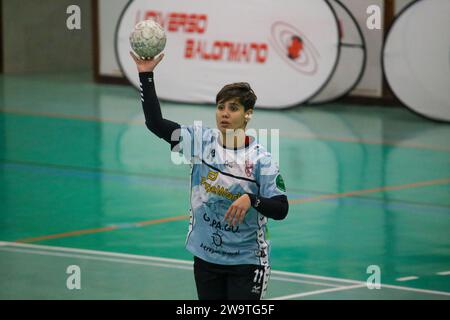 Gijon, Asturie, Spagna. 29 dicembre 2023. Gijon, Spagna, 29 dicembre 2023: La giocatrice di Mecalia Atletico Guardes, Cecilia Cacheda (11) con la palla durante la 13a giornata della Liga Guerreras Iberdrola 2023-24 tra Motive.co Gijon Balonmano la Calzada e Mecalia Atletico Guardes, il 29 dicembre 2023, presso il Padiglione la Arena, a Gijon, in Spagna. (Immagine di credito: © Alberto Brevers/Pacific Press via ZUMA Press Wire) SOLO USO EDITORIALE! Non per USO commerciale! Crediti: ZUMA Press, Inc./Alamy Live News Foto Stock