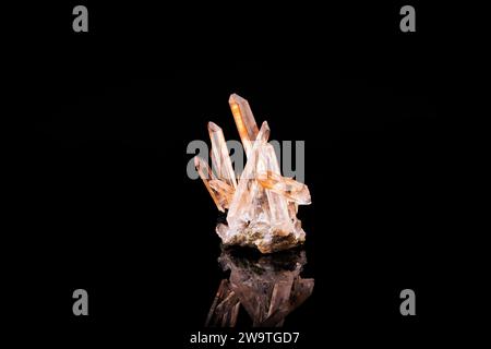 quarzo ematoide isolato su sfondo nero. macro dettaglio primo piano pietra preziosa semi-preziosa grezza grezza non lucidata Foto Stock
