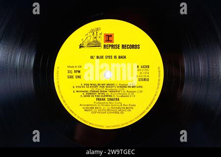 Primo piano dell'etichetta discografica 1973 LP in vinile da 12 pollici Fank sinatra Ol Blue Eyes è tornato sui dischi di ripresa Foto Stock
