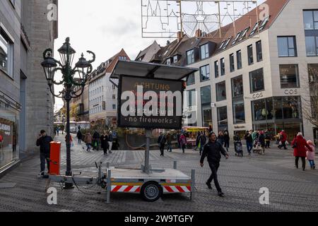 Zweisprachiges Hinweisschild für das Feuerwerksverbot in der Nürnberger Altstadt während der Silvesternacht in Deutsch und Englisch. Hier in der Königstraße in der Fußgängerzone. *** Segno bilingue per il divieto dei fuochi d'artificio nel centro storico di Nurembergs durante la vigilia di Capodanno in tedesco e inglese qui a Königstraße nella zona pedonale 20231230-6V2A6952 Foto Stock