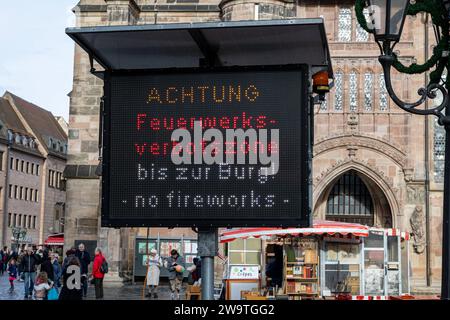 Zweisprachiges Hinweisschild für das Feuerwerksverbot in der Nürnberger Altstadt während der Silvesternacht in Deutsch und Englisch. Hier vor der Lorenzkirche in der Innenstadt am Lorenzer Platz. *** Cartello bilingue per il divieto dei fuochi d'artificio nel centro storico di Nurembergs durante la vigilia di Capodanno in tedesco e inglese qui di fronte alla chiesa di Lorenz nel centro della città in Lorenzer Platz 20231230-6V2A6930 Foto Stock