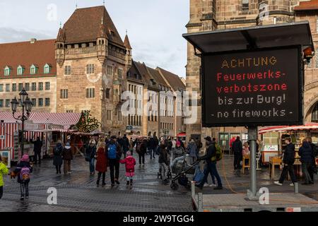 Zweisprachiges Hinweisschild für das Feuerwerksverbot in der Nürnberger Altstadt während der Silvesternacht in Deutsch und Englisch. Hier vor der Lorenzkirche in der Innenstadt am Lorenzer Platz. *** Cartello bilingue per il divieto dei fuochi d'artificio nel centro storico di Nurembergs durante la vigilia di Capodanno in tedesco e inglese qui di fronte alla chiesa di Lorenz nel centro della città in Lorenzer Platz 20231230-6V2A6935 Foto Stock