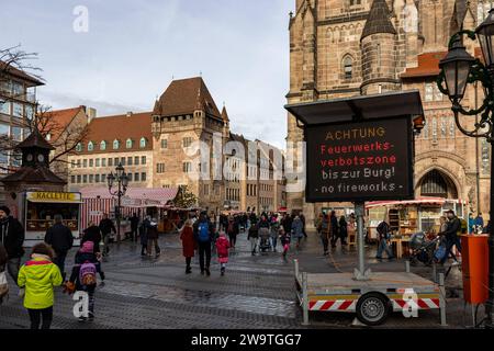 Zweisprachiges Hinweisschild für das Feuerwerksverbot in der Nürnberger Altstadt während der Silvesternacht in Deutsch und Englisch. Hier vor der Lorenzkirche in der Innenstadt am Lorenzer Platz. *** Cartello bilingue per il divieto dei fuochi d'artificio nel centro storico di Nurembergs durante la vigilia di Capodanno in tedesco e inglese qui di fronte alla chiesa di Lorenz nel centro della città in Lorenzer Platz 20231230-6V2A6933 Foto Stock