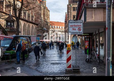 Zweisprachiges Hinweisschild für das Feuerwerksverbot in der Nürnberger Altstadt während der Silvesternacht in Deutsch und Englisch und dem Symbol mit durchgestricheneer Rakete und Böller. Hier vor der Lorenzkirche in der Innenstadt am Lorenzer Platz. *** Segno bilingue per il divieto di fuochi d'artificio nel centro storico di Nurembergs durante la vigilia di Capodanno in tedesco e inglese e il simbolo con un razzo barrato e dei petardi qui di fronte alla chiesa di Lorenz nel centro della città, in Lorenzer Platz 20231230-6V2A6942 Foto Stock