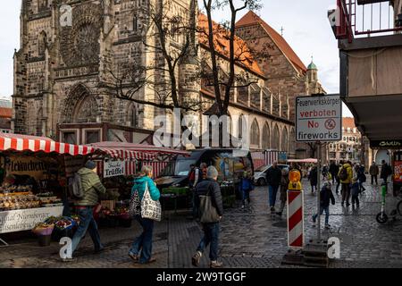 Zweisprachiges Hinweisschild für das Feuerwerksverbot in der Nürnberger Altstadt während der Silvesternacht in Deutsch und Englisch und dem Symbol mit durchgestricheneer Rakete und Böller. Hier vor der Lorenzkirche in der Innenstadt am Lorenzer Platz. *** Segno bilingue per il divieto di fuochi d'artificio nel centro storico di Nurembergs durante la vigilia di Capodanno in tedesco e inglese e il simbolo con un razzo barrato e dei petardi qui di fronte alla chiesa di Lorenz nel centro della città, in Lorenzer Platz 20231230-6V2A6938 Foto Stock