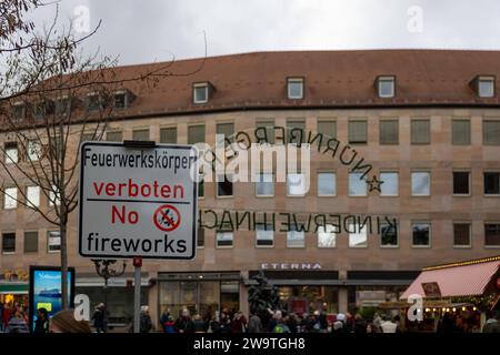 Zweisprachiges Hinweisschild für das Feuerwerksverbot in der Nürnberger Altstadt während der Silvesternacht in Deutsch und Englisch und dem Symbol mit durchgestricheneer Rakete und Böller.Hier in der Spitalgasse im Übergang zum Hans-Sachs-Platz. *** Segno bilingue per il divieto dei fuochi d'artificio nella città vecchia di Nurembergs durante la vigilia di Capodanno in tedesco e inglese e il simbolo con un razzo barrato e dei petardi qui a Spitalgasse durante il passaggio a Hans Sachs Platz 20231230-6V2A7018 Foto Stock