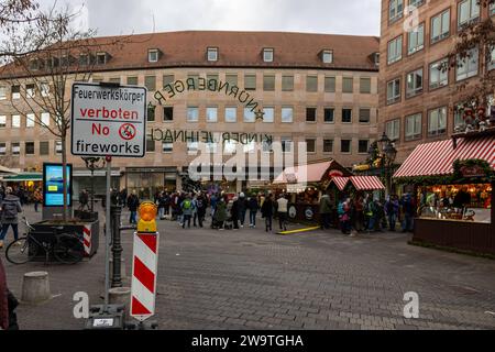 Zweisprachiges Hinweisschild für das Feuerwerksverbot in der Nürnberger Altstadt während der Silvesternacht in Deutsch und Englisch und dem Symbol mit durchgestricheneer Rakete und Böller. Hier in der Spitalgasse im Übergang zum Hans-Sachs-Platz. *** Segno bilingue per il divieto dei fuochi d'artificio nella città vecchia di Nurembergs durante la vigilia di Capodanno in tedesco e inglese e il simbolo con un razzo barrato e dei petardi qui a Spitalgasse durante il passaggio a Hans Sachs Platz 20231230-6V2A7017 Foto Stock