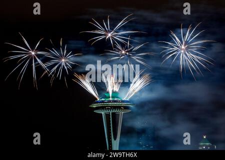 Fuochi d'artificio annuali con conto alla rovescia di Capodanno allo Space Needle di Seattle, Washington, USA Foto Stock