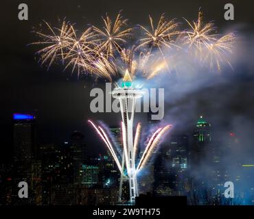 Fuochi d'artificio annuali con conto alla rovescia di Capodanno allo Space Needle di Seattle, Washington, USA Foto Stock