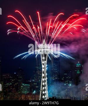 Fuochi d'artificio annuali con conto alla rovescia di Capodanno allo Space Needle di Seattle, Washington, USA Foto Stock