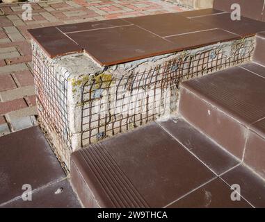 Frammento di un portico con piastrelle di ceramica cadute Foto Stock
