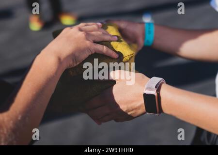 Set da gioco Cornhole, processo di lancio di sacchetti di fagioli, bambini che lanciano sacchi di fagioli, buco di mais nel cortile, tavole di legno per il torneo di buca di mais Foto Stock