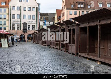 Leere Verkaufsstände nach dem Christkindlesmarkt auf dem Nürnberger Hauptmarkt. *** Bancarelle vuote dopo il mercatino di Natale sulla piazza principale del mercato di Nurembergs 20231230-6V2A6960 Foto Stock