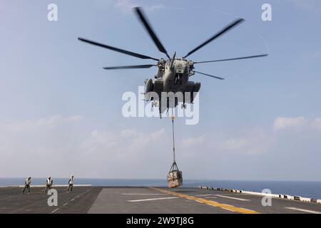 Gli U.S. Marines condussero operazioni con la squadra di supporto elicotteri (HST) a bordo della USS Bataan il 25 novembre 2023. Foto di Matthew Romonoyske-Bean Foto Stock