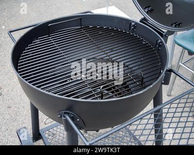 Aprire il coperchio del braciere rotondo con la griglia del grill Foto Stock