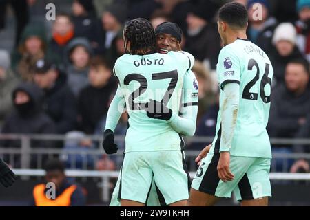 Kenilworth Road, Luton, Bedfordshire, Regno Unito. 30 dicembre 2023. Premier League Football, Luton Town contro Chelsea; Noni Madueke del Chelsea festeggia con Malo gusto dopo aver segnato 0-2 punti al 37° minuto credito: Action Plus Sports/Alamy Live News Foto Stock