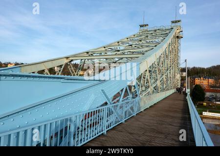 Blick auf die Bruecke Blaues Wunder, Loschwitzer Bruecke, und den teilweise neuen blauen Farbanstrich AM 27.12.2023 a Dresda. Die Restaurierungsrbeiten gehen weiter voran. BEI einer Gesamtlaenge von 280 Metern und einer Laenge von 140 Metern zwischen den Pfeilern, wiegt das Bauwerk 3,500 Tonnen. 125 Jahre ueberspannt das denkmalgeschuetzte, genietete Konstrukt den Fluss Elba. IM Juni 2023 begannen die weiteren Stahlbau- und Korrosionsschutzarbeiten. Diese sollen bis 2028 dauern. Dafuer sind rund 27 Millionen Euro eingeplant. DAS Land HAT bereits 13 Millionen Foerdermittel zugesagt. Gearbeite Foto Stock