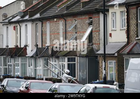 I vigili del fuoco entrano in una proprietà in Sanderstead Road, Croydon, a sud di Londra, dove due uomini sono morti e altri due sono stati lasciati in condizioni critiche dopo un incendio di una casa il venerdì sera. Data immagine: Sabato 30 dicembre 2023. Foto Stock