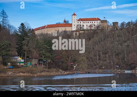 Vranov nad Dyji, Repubblica Ceca. 29 dicembre 2023. Il castello di Bitov è uno dei luoghi da vedere durante la crociera turistica invernale sulla diga di Vranov a Vranov nad Dyji, vicino a Znojmo, nella regione della Moravia meridionale, Repubblica Ceca, il 29 dicembre, 2023. crediti: Patrik Uhlir/CTK Photo/Alamy Live News Foto Stock