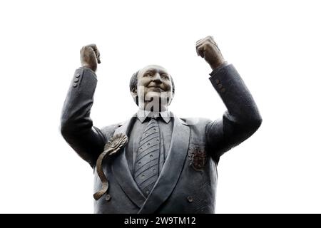 Wolverhampton, Regno Unito. 30 dicembre 2023. Una vista dettagliata della statua di Sir Jack Hayward (OBE) prima della partita di Premier League a Molineux, Wolverhampton. Foto di credito dovrebbe leggere: Jessica Hornby/Sportimage credito: Sportimage Ltd/Alamy Live News Foto Stock